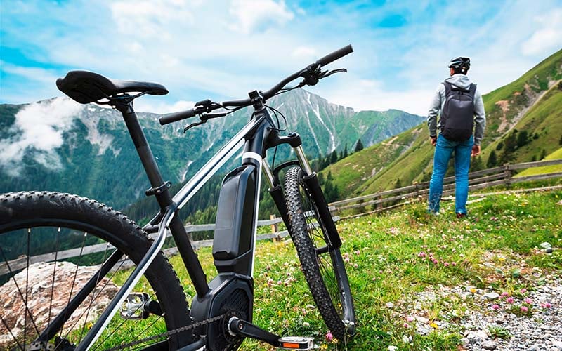 Man Enjoying View After Finishing Uphill Mountain Track City e-Bike: Wie treffe ich die richtige Wahl? 3
